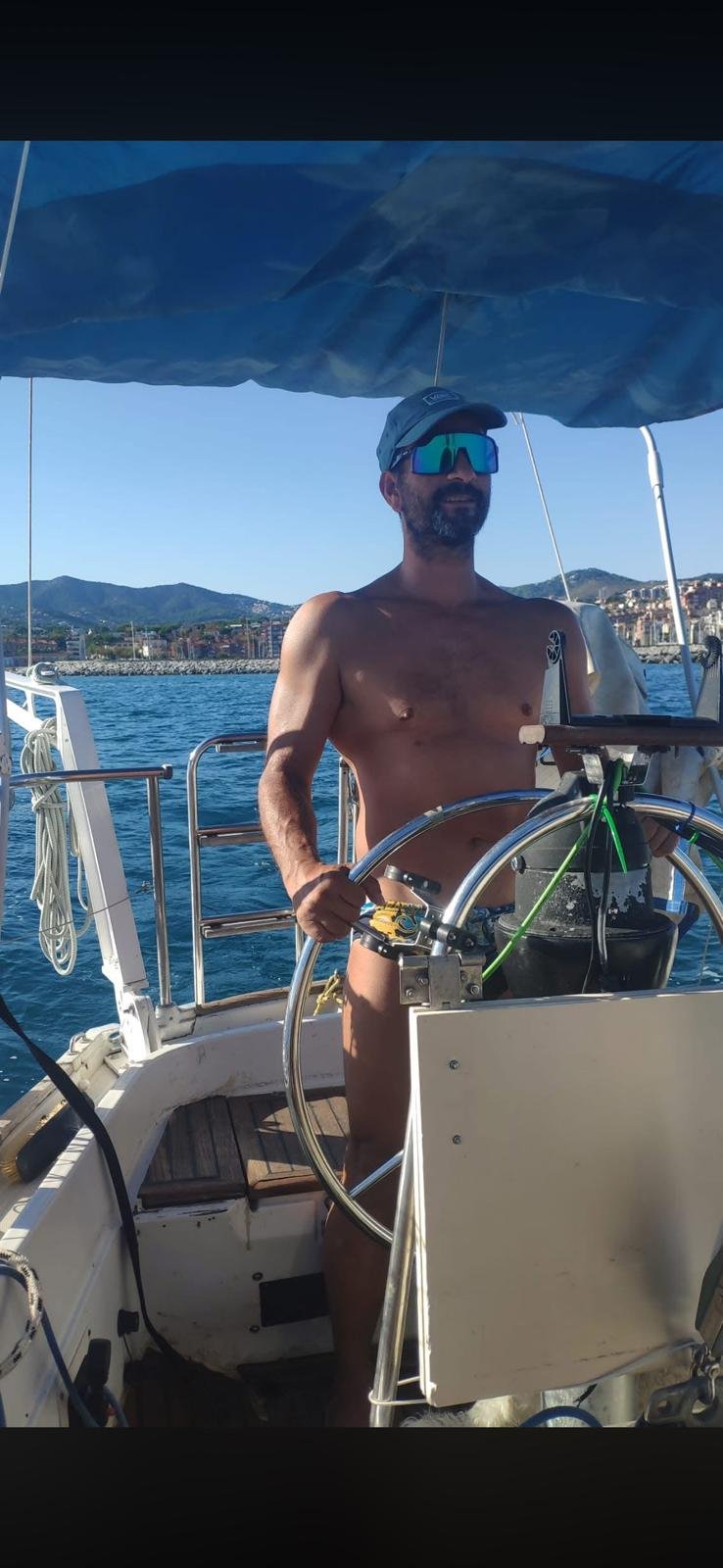 Navegación a vela cerca de Barcelona